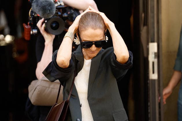 Celine Dion greets her fans as she leaves her hotel before heading to the Plenitude Arena, where she will kick off her Paris concert series on September 12, 2026. Cyril Moreau, Bestimage. Celine Dion greets her fans upon leaving her hotel before heading to the Plenitude Arena, where she will begin her Paris concert series on September 12, 2026, Paris, France  Copyright: xCyrilxMoreaux xBrunoxBebertx xBestimagexCyrilxMoreaux xBrunoxBebertx xBestimagex