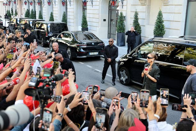 Celine Dion greets her fans as she leaves her hotel before heading to the Plenitude Arena, where she will kick off her Paris concert series on September 12, 2026. Her son, René Charles, is wearing a T-shirt featuring his mother’s image. Cyril Moreau, Bestimage. Celine Dion greets her fans as leaving her hotel before heading to the Plenitude Arena, where she will begin her Paris concert series on September 12, 2026, in Paris, France  Copyright: xCyrilxMoreaux xBrunoxBebertx xBestimagexCyrilxMoreaux xBrunoxBebertx xBestimagex