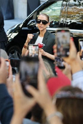 Celine Dion greets her fans as she leaves her hotel before heading to the Plenitude Arena, where she will kick off her Paris concert series on September 12, 2026. Cyril Moreau, Bestimage. Celine Dion greets her fans as she leaves her hotel before heading to the Plenitude Arena, where she will kick off her Paris concert series on September 12, 2026, Paris, France  Copyright: xCyrilxMoreaux xBrunoxBebertx xBestimagexCyrilxMoreaux xBrunoxBebertx xBestimagex