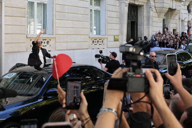 Celine Dion greets her fans as she leaves her hotel before heading to the Plenitude Arena, where she will kick off her Paris concert series on September 12, 2026. Cyril Moreau, Bestimage. Celine Dion greets her fans as she leaves her hotel before heading to the Plenitude Arena, where she will kick off her Paris concert series on September 12, 2026, Paris, France  Copyright: xCyrilxMoreaux xBrunoxBebertx xBestimagexCyrilxMoreaux xBrunoxBebertx xBestimagex