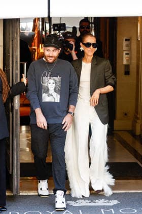 Celine Dion greets her fans as she leaves her hotel before heading to the Plenitude Arena, where she will kick off her Paris concert series on September 12, 2026. Her son, René Charles, is wearing a T-shirt featuring his mother’s image. Cyril Moreau, Bestimage. Celine Dion greets her fans as leaving her hotel before heading to the Plenitude Arena, where she will begin her Paris concert series on September 12, 2026, in Paris, France  Copyright: xCyrilxMoreaux xBrunoxBebertx xBestimagexCyrilxMoreaux xBrunoxBebertx xBestimagex