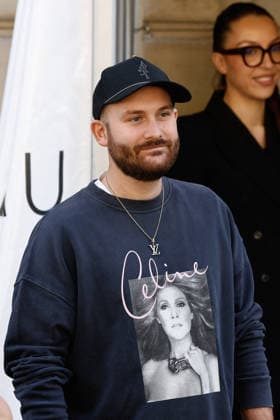 Celine Dion greets her fans as she leaves her hotel before heading to the Plenitude Arena, where she will kick off her Paris concert series on September 12, 2026. Her son, René Charles, is wearing a T-shirt featuring his mother’s image. Cyril Moreau, Bestimage. Celine Dion greets her fans as leaving her hotel before heading to the Plenitude Arena, where she will begin her Paris concert series on September 12, 2026, in Paris, France  Copyright: xCyrilxMoreaux xBrunoxBebertx xBestimagexCyrilxMoreaux xBrunoxBebertx xBestimagex