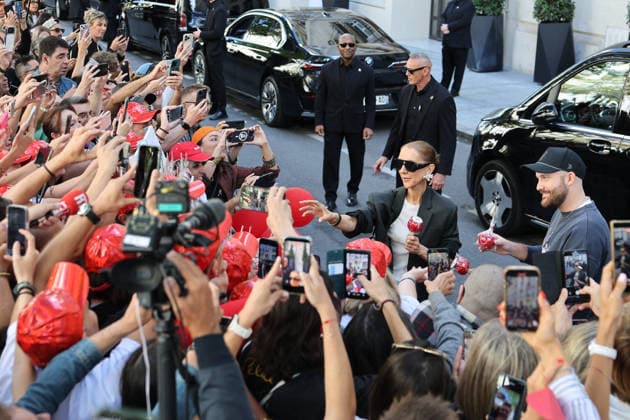 Celine Dion greets her fans as she leaves her hotel before heading to the Plenitude Arena, where she will kick off her Paris concert series on September 12, 2026. Her son, René Charles, is wearing a T-shirt featuring his mother’s image. Cyril Moreau, Bestimage. Celine Dion greets her fans as leaving her hotel before heading to the Plenitude Arena, where she will begin her Paris concert series on September 12, 2026, in Paris, France  Copyright: xCyrilxMoreaux xBrunoxBebertx xBestimagexCyrilxMoreaux xBrunoxBebertx xBestimagex