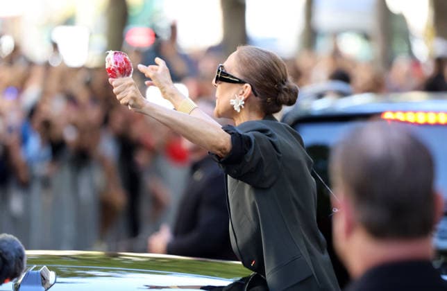 CÃ line Dion quitte son hotel pour son premier concert de sa tournÃ e Parisienne CÃ line Dion quitte son hotel pour son premier concert de sa tournÃ e Parisienne CÃ line Dion quitte son hotel pour son premier concert de sa tournÃ e Parisienne Apres deux semaines de rÃ pÃ titions Ã la PlÃ nitude Arena de Nanterre, la star quÃ bÃ coise s apprÃªte Ã remonter sur scene samedi, apres six ans d absence et une apparition mÃ morable en ouverture des Jeux olympiques.Paris, le 12 Septembre CÃ line Dion quitte seen leaving her hotel to perform live After two weeks of rehearsals at the PlÃ nitude Arena in Nanterre, the Quebec star is preparing to take the stage again on Saturday, after a six-year absence and a memorable appearance at the opening c  Copyright: xDavidxKerx