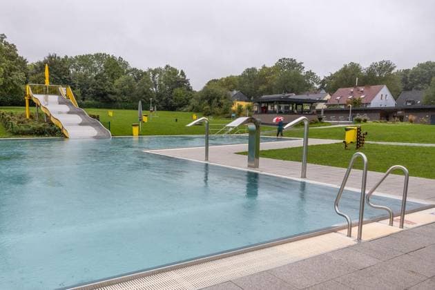 Hundeschwimmen im Freibad Werne ** NUR FÜR REDAKTIONELLE ZWECKE ** EDITORIAL USE ONLY **<p>Am Sonntag, den 13. September 2026 öffnete das Freibad Werne der Wasserwelten Bochum die Tore für das Hundeschwimmen. Im Bild: Die Wasserrutsche im Freibad Werne. Deutschland NRW Bochum Copyright: MichaelxSchwalm