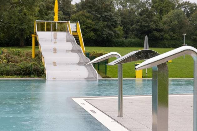 Hundeschwimmen im Freibad Werne ** NUR FÜR REDAKTIONELLE ZWECKE ** EDITORIAL USE ONLY **<p>Am Sonntag, den 13. September 2026 öffnete das Freibad Werne der Wasserwelten Bochum die Tore für das Hundeschwimmen. Im Bild: Die Wasserrutsche im Freibad Werne. Deutschland NRW Bochum Copyright: MichaelxSchwalm
