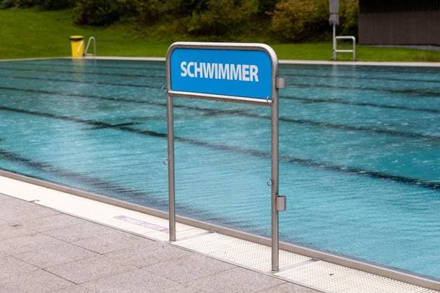 Hundeschwimmen im Freibad Werne ** NUR FÜR REDAKTIONELLE ZWECKE ** EDITORIAL USE ONLY **<p>Am Sonntag, den 13. September 2026 öffnete das Freibad Werne der Wasserwelten Bochum die Tore für das Hundeschwimmen. Im Bild: Das Schild Schwimmer vor dem Schwimmerbecken im Freibad Werne. Deutschland NRW Bochum Copyright: MichaelxSchwalm