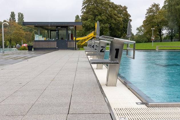 Hundeschwimmen im Freibad Werne ** NUR FÜR REDAKTIONELLE ZWECKE ** EDITORIAL USE ONLY **<p>Am Sonntag, den 13. September 2026 öffnete das Freibad Werne der Wasserwelten Bochum die Tore für das Hundeschwimmen. Im Bild: die Startblöcke des Schwimmerbeckens des Freibad Werne. Deutschland NRW Bochum Copyright: MichaelxSchwalm