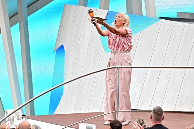ZDF - Fernsehgarten. Moderatorin Andrea Kiwi Kiewel während der ZDF - Unterhaltungsshow Fernsehgarten am 13.09.2026 in Mainz. 20260913MWI149279