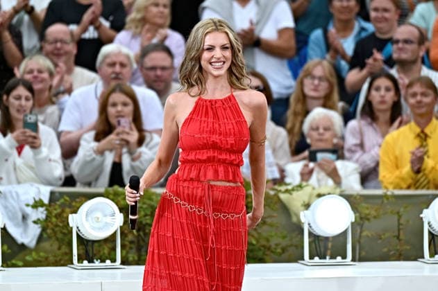 Entertainment Bilder des Tages ZDF - Fernsehgarten. Sängerin Pia-Sophie Remmel während der ZDF - Unterhaltungsshow Fernsehgarten am 13.09.2026 in Mainz. 20260913MWI149543