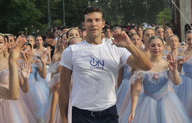 IPA88502886 - A spectacular conclusion to Dance Week, with Roberto Bolle leading the OnDance parade—a wave of thousands of dancers—as music and movement swept through Sempione Park all the way to the walls of Sforza Castle.  Copyright: xLucaxPontix xLucaxPonti xIpaxagencyx IPA88502886