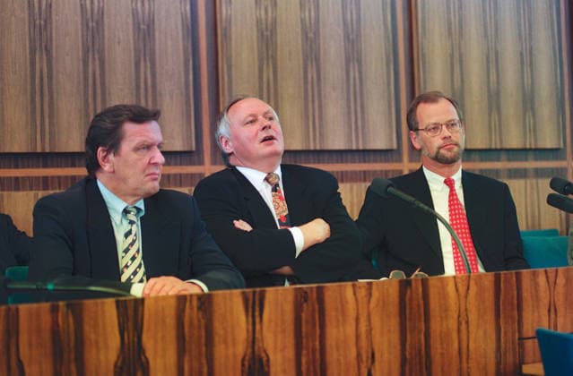 Deutschland, Bonn, 30.09.1994 F: 07-65-30 SPD-Pressekonferenz Foto: v.l.n.r.: Gerhard Schroeder, Oskar Lafontaine und Rudolf Scharping, SPD-Kanzlerkandidat SPD-Pressekonferenz SPD-Pressekonferenz