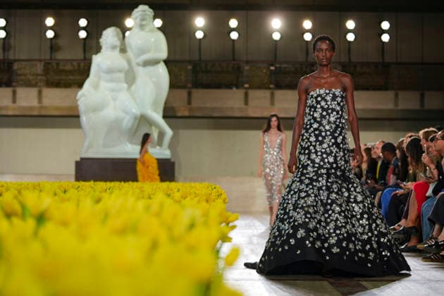 A model walks the runway wearing a garment from the Carolina Herrera fashion brand at New York Fashion Week, United States, 14 September 2026. The American brand celebrated its 45th anniversary at New York Fashion Week with a new collection by its creative director, Wes Gordon, who remained true to the brand’s signature style. The Carolina Herrera brand celebrates 45 years of fashion that remains true to its signature style !ACHTUNG: NUR REDAKTIONELLE NUTZUNG!  Copyright: xAngelxColmenaresx AME7434 20260915-55021400706_1
