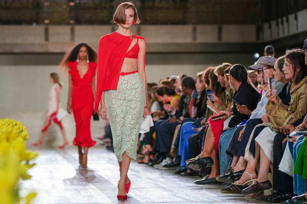A model walks the runway wearing a garment from the Carolina Herrera fashion brand at New York Fashion Week, United States, 14 September 2026. The American brand celebrated its 45th anniversary at New York Fashion Week with a new collection by its creative director, Wes Gordon, who remained true to the brand’s signature style. The Carolina Herrera brand celebrates 45 years of fashion that remains true to its signature style !ACHTUNG: NUR REDAKTIONELLE NUTZUNG!  Copyright: xAngelxColmenaresx AME7425 20260915-55021400710_1