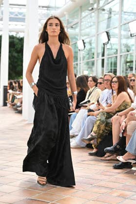 Pedro del Hierro - Mercedes Benz Fashion Week Madrid, Spain - 14 Sep 2026 A model parades with Pedro del Hierro design during the Mercedes Benz Fashion Week Madrid at Cibeles Palace in Madrid. Madrid Spain Copyright: xAtilanoxGarciax xSOPAxImagesx PHOTO07406