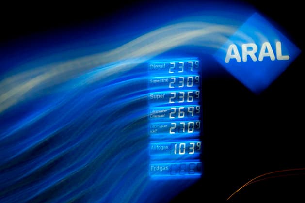 Spritpreise an einer nächtlichen Star-Tankstelle in Köln. Preissteigerungen während des Iran-Krieg und den Vorfällen in der Meerenge von Hormuz machen das Tanken in Deutschland immer teurer: Mit dem steigenden Ölpreis und der ausgelaufenen Spritpreisbremse verteuern sich auch Benzin und Diesel immer weiter in Richtung der 3-Euro-Marke. (Themenbild, Symbolbild) Köln, 15.09.2026 NRW Deutschland Copyright: xChristophxHardtx