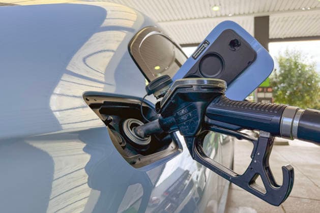Wie ist die weitere Entwicklung der Spritpreise? Am Vormittag liegen die aktuellen Preise fuer (für) Diesel, Super E10 und Super deutlich ueber (über) 2 Euro. Ein blaues Auto wird an einer Tankstelle betankt. Die Tankpistole befindet sich im Tank eines Fahrzeuges. Tankstelle am 15.09.2026 in Siegen Deutschland.