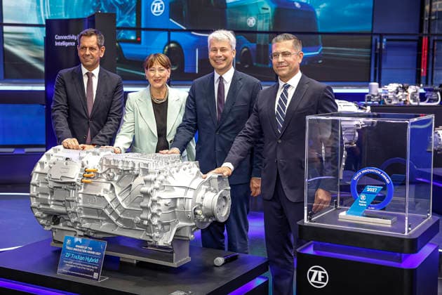 Eröffnung der IAA Transportation 2026 mit Messerundgang Besuch der Firma ZF (v.l.n.r): Olaf Lies (SPD), Niedersächsischer Ministerpräsident; Hildegard Müller, Präsidentin des Verbandes der Automobilindustrie (VDA); Steffen Bilger (CDU), Bundesminister für Verkehr der Bundesrepublik Deutschland; n.n. Hannover Hannover Messe Niedersachsen, Region Hannover Germany