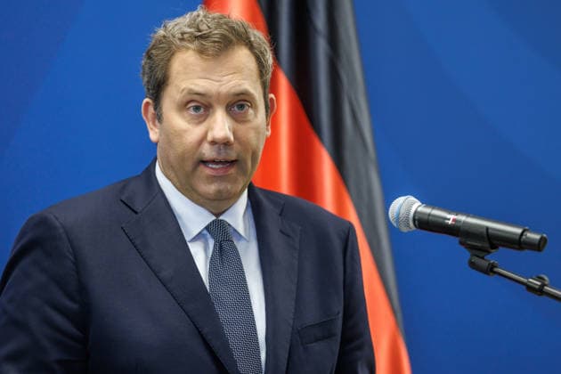 Lars Klingbeil (SPD), Bundesfinanzminister bei einem Pressestatement mit dem Praesidenten der Eurogruppe Kyriakos Pierrakakis Lars Klingbeil (SPD), Bundesfinanzminister bei einem Pressestatement mit dem Praesidenten der Eurogruppe Kyriakos Pierrakakis im Finanzministerium am 15.09.2026 in Berlin. Berlin Berlin Deutschland Finanzministerium