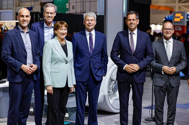 Eröffnung der IAA Transportation 2026 mit Messerundgang Stand der Firma Bosch (v.l.n.r): Belit Onay (Bündnis90 Die Grünen), Oberbürgermeister der Landeshauptstadt Hannover; n.n.; Hildegard Müller, Präsidentin des Verbandes der Automobilindustrie (VDA), Steffen Bilger (CDU), Bundesminister für Verkehr der Bundesrepublik Deutschland, Olaf Lies (SPD), Niedersächsischer Ministerpräsident; Grant Hendrik Tonne (SPD), Niedersächsischer Minister für Wirtschaft, Verkehr und Bauen Hannover Hannover Messe Niedersachsen, Region Hannover Germany