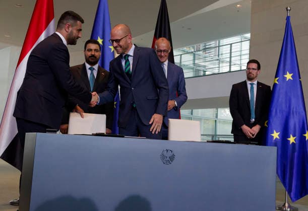 Unterzeichnung deutsch 2026-09-15 Deutschland, Berlin Unterzeichnung eines Elektrifizierungsabkommens zwischen der Firma Siemens und dem Irak anlässlich des Besuchs des Ministerpräsidenten des Irak, Ali Faleh Al-Zaidi (l. hinten) in Berlin im Beisein des Bundeskanzlers durchden Energieminister des Irak und einem Siemens-Vertreter.