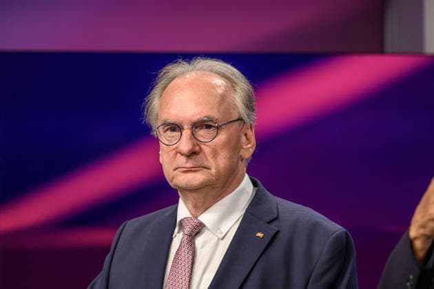 im Bild v.l.: Reiner Haseloff, CDU (ehemaliger Ministerpräsident Sachsen-Anhalt), GER, Berlin, Studio, zu Gast bei Maischberger, politische Talkshow, TV, Format, mit Moderatorin Sandra Maischberger, Das Erste, aus Adlershof Am Studio 20, 15.09.2026, Copyright: HMBxMedia UwexKoch