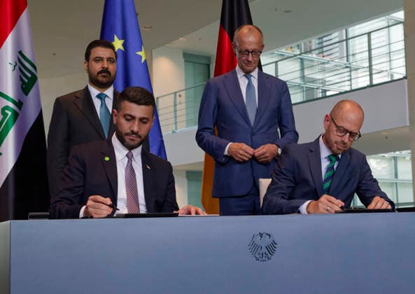 Unterzeichnung deutsch 2026-09-15 Deutschland, Berlin Unterzeichnung eines Elektrifizierungsabkommens zwischen der Firma Siemens und dem Irak anlässlich des Besuchs des Ministerpräsidenten des Irak, Ali Faleh Al-Zaidi (l. hinten) in Berlin im Beisein des Bundeskanzlers durchden Energieminister des Irak und einem Siemens-Vertreter.