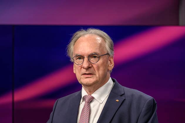 im Bild v.l.: Reiner Haseloff, CDU (ehemaliger Ministerpräsident Sachsen-Anhalt), GER, Berlin, Studio, zu Gast bei Maischberger, politische Talkshow, TV, Format, mit Moderatorin Sandra Maischberger, Das Erste, aus Adlershof Am Studio 20, 15.09.2026, Copyright: HMBxMedia UwexKoch
