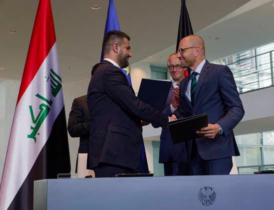Unterzeichnung deutsch 2026-09-15 Deutschland, Berlin Unterzeichnung eines Elektrifizierungsabkommens zwischen der Firma Siemens und dem Irak anlässlich des Besuchs des Ministerpräsidenten des Irak, Ali Faleh Al-Zaidi (l. hinten) in Berlin im Beisein des Bundeskanzlers durchden Energieminister des Irak und einem Siemens-Vertreter.