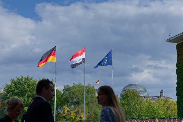 Flaggen Deutschland, Iraks und der EU 2026-09-15 Deutschland, Berlin Bundeskanzler Friedrich Merz (CDU) empfängt den Ministerpräsidenten des Irak, Ali Faleh Al-Zaidi, mit lilitärischen Ehren im Kanzleramt. Im Bild die Beflaggung am Kanzleramt