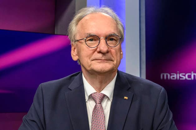 im Bild v.l.: Reiner Haseloff, CDU (ehemaliger Ministerpräsident Sachsen-Anhalt), GER, Berlin, Studio, zu Gast bei Maischberger, politische Talkshow, TV, Format, mit Moderatorin Sandra Maischberger, Das Erste, aus Adlershof Am Studio 20, 15.09.2026, Copyright: HMBxMedia UwexKoch