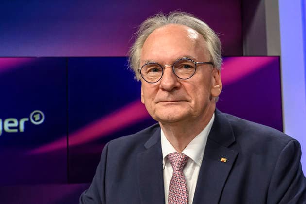 im Bild v.l.: Reiner Haseloff, CDU (ehemaliger Ministerpräsident Sachsen-Anhalt), GER, Berlin, Studio, zu Gast bei Maischberger, politische Talkshow, TV, Format, mit Moderatorin Sandra Maischberger, Das Erste, aus Adlershof Am Studio 20, 15.09.2026, Copyright: HMBxMedia UwexKoch