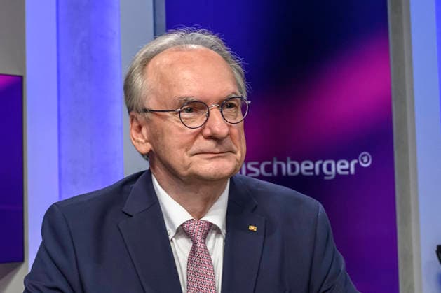 im Bild v.l.: Reiner Haseloff, CDU (ehemaliger Ministerpräsident Sachsen-Anhalt), GER, Berlin, Studio, zu Gast bei Maischberger, politische Talkshow, TV, Format, mit Moderatorin Sandra Maischberger, Das Erste, aus Adlershof Am Studio 20, 15.09.2026, Copyright: HMBxMedia UwexKoch