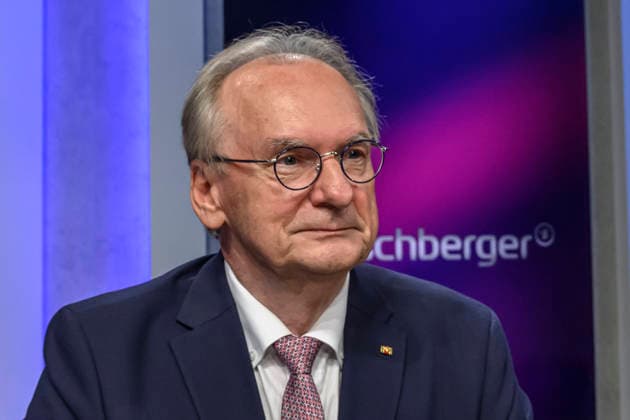 im Bild v.l.: Reiner Haseloff, CDU (ehemaliger Ministerpräsident Sachsen-Anhalt), GER, Berlin, Studio, zu Gast bei Maischberger, politische Talkshow, TV, Format, mit Moderatorin Sandra Maischberger, Das Erste, aus Adlershof Am Studio 20, 15.09.2026, Copyright: HMBxMedia UwexKoch