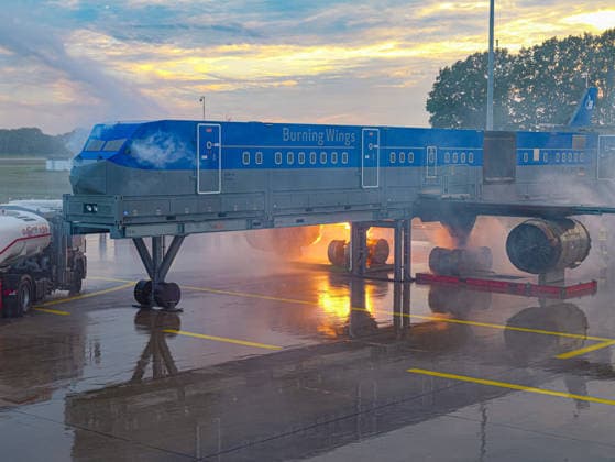 ICAO Flughafenübung Hannover HAJ Erste Flammen schlagen aus dem Triebwerk der Übungsmaschine. Copyright: xBerndxGüntherx