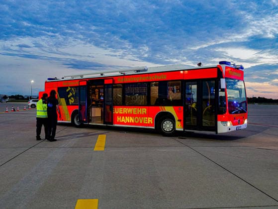 ICAO Flughafenübung Hannover HAJ Ein Spezialbus der Berufsfeuerwehr Hannover zum Transport mehrerer Verletzter. Copyright: xBerndxGüntherx