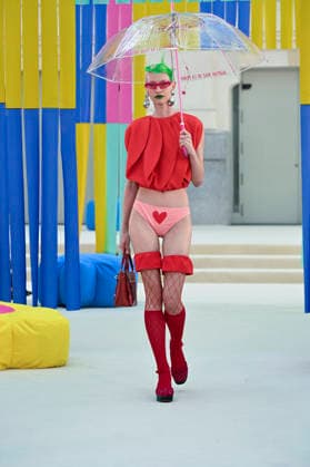 Entertainment Bilder des Tages #2 September 15, 2026, Madrid, Spain: A model parades with Agatha Ruiz de la Prada design during Mercedes Benz Fashion Week Madrid Cibeles Palace in Madrid, 15 February of 2026 Spain Madrid Spain - ZUMAs197 20260915_aaa_s197_430 Copyright: xAtilanoxGarciax
