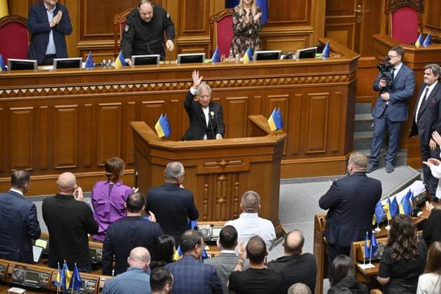 News Bilder des Tages #2 Japan lower house speaker in Ukrainian parliament Japanese House of Representatives Speaker Eisuke Mori (C) waves after delivering a speech in the Ukrainian parliament in Kyiv on Sept. 15, 2026.  A14AA0005627624P