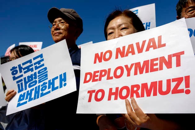 Anti-war activists rally in Seoul against Hormuz troop deployment Protesters hold placards during a press conference opposing the South Korean government s discussion of deploying troops to the Strait of Hormuz, in front of the presidential office of Cheong Wa Dae (Blue House), in Seoul, South Korea, on September 16, 2026. Seoul South Korea  Copyright: xMatrixxImagesx xJungxUi-Chelx