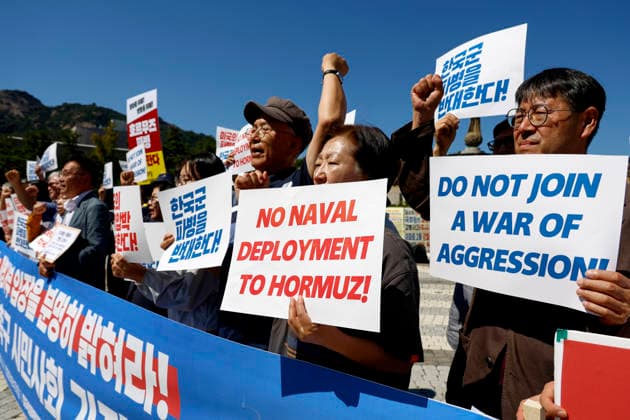 Anti-war activists rally in Seoul against Hormuz troop deployment Protesters shout slogans during a press conference opposing the South Korean government s discussion of deploying troops to the Strait of Hormuz, in front of the presidential office of Cheong Wa Dae (Blue House), in Seoul, South Korea, on September 16, 2026. Seoul South Korea  Copyright: xMatrixxImagesx xJungxUi-Chelx