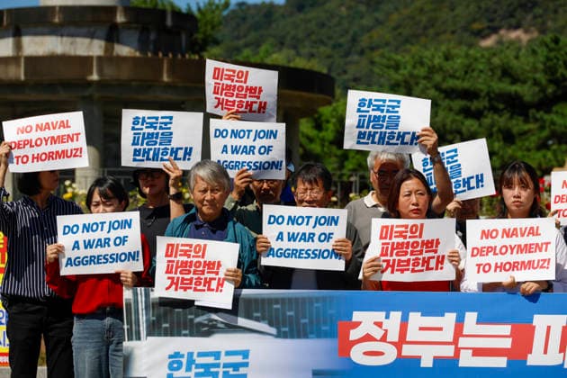 Anti-war activists rally in Seoul against Hormuz troop deployment Protesters hold placards during a press conference opposing the South Korean government s discussion of deploying troops to the Strait of Hormuz, in front of the presidential office of Cheong Wa Dae (Blue House), in Seoul, South Korea, on September 16, 2026. Seoul South Korea  Copyright: xMatrixxImagesx xJungxUi-Chelx