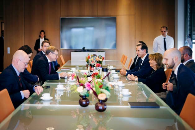 Johann Wadephul (CDU), Bundesaussenminister, trifft Charlotte Knobloch, Praesidentin der Israelitischen Kultusgemeinde Muenchen und Oberbayern zu einem Gespraech im Rahmen eines Besuchs der Israelitischen Kultusgemeinde Muenchen und Oberbayern. Muenchen, 15.09.2026. Fotografiert im Auftrag des Auswaertigen Amtes (AA) Muenchen Deutschland Copyright: xFelixxZahnx