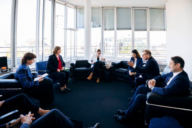 Johann Wadephul (CDU), Bundesaussenminister, trifft die Leitung des Goethe-Instituts, Gesche Joost, Praesidentin des Goethe-Instituts; Gitte Zschoch, Generalsekretaerin; Doreen Kirmse, Kaufmaennische Direktorin und Nicolas Peter, 2. Vize-Praesidenten zu einem Gespraech in Muenchen, 15.09.2026. Fotografiert im Auftrag des Auswaertigen Amtes (AA) Muenchen Deutschland Copyright: xFelixxZahnx