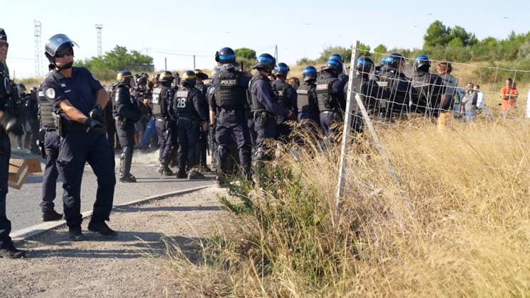 French Fishermen Block the Oil Depot of Frontignan - France Videograbs - French Republican Security Corps (CRS - Compagnies Republicaines de Securite) police officers intervene as French fishermen block the access of the oil depot of Frontignan, near Sete, south of France, on September 16, 2026 during a a protest aimed at drawing the government’s attention to rising fuel prices and the deterioration in their working conditions. Photo by CLPRESS ABACAPRESS.COM Frontignan France  Copyright: xCLPRESS ABACAx