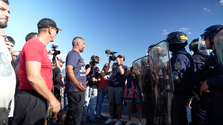French Fishermen Block the Oil Depot of Frontignan - France Videograbs - French Republican Security Corps (CRS - Compagnies Republicaines de Securite) police officers intervene as French fishermen block the access of the oil depot of Frontignan, near Sete, south of France, on September 16, 2026 during a a protest aimed at drawing the government’s attention to rising fuel prices and the deterioration in their working conditions. Photo by CLPRESS ABACAPRESS.COM Frontignan France  Copyright: xCLPRESS ABACAx