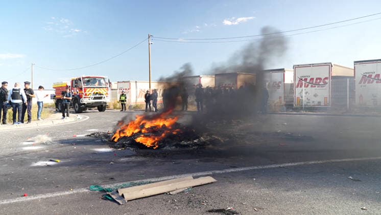 French Fishermen Block the Oil Depot of Frontignan - France Videograbs - French fishermen make a fire as they block the access of the oil depot of Frontignan, near Sete, south of France, on September 16, 2026 during a a protest aimed at drawing the government’s attention to rising fuel prices and the deterioration in their working conditions. Photo by CLPRESS ABACAPRESS.COM Frontignan France  Copyright: xCLPRESS ABACAx