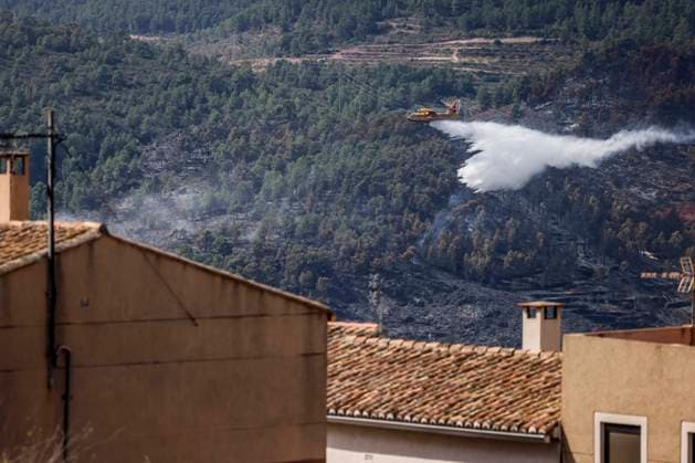 The Tuéjar fire has burned 880 hectares, and efforts are focused on preventing it from crossing the reservoir ahead of the storm. An airplane is assisting in the efforts to extinguish the wildfire, on September 16, 2026, in Tuéjar, Valencia, Valencian Community, Spain. The fire, which broke out on the afternoon of Tuesday, September 15, in the Valencian town of Tuéjar, has evolved favorably overnight, but it remains active, and efforts are now focused on preventing it from spreading west of the reservoir, with authorities monitoring the storm expected this afternoon and wind conditions, which may be erratic, with gusts ranging from 50 to 80 kilometers per hour SEPTEMBER 16, 2026 Tuéjar, Valencia, Valencian Community Tuéjar, Valencia, Valen Copyright: xRoberxSolsonax 7778869