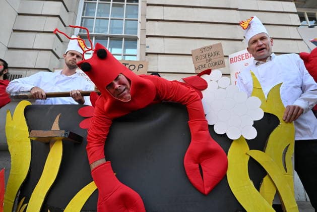 Fossil Free London stages ˜boiling point™ protest over new oil and gas UNITED KINGDOM, London. 16 September 2026. Activists from Fossil Free London stage a protest outside the Department for Energy Security and Net Zero (DESNZ) in Whitehall, London, featuring a giant lobster inside a cooking pot surrounded by demonstrators dressed as ˜Shell chefs™. The lobster represents a planet being pushed towards dangerous levels of warming, while the ˜Shell chefs™ represent the fossil fuel industry continuing to pursue new oil and gas projects. The action comes as the Government faces pressure over new North Sea oil and gas developments, including the Rosebank and Jackdaw fields., Credit:Fossil Free London B66 Avalon  Copyright: xFossilxFreexLondonx xB66x xAvalonx 1135291557