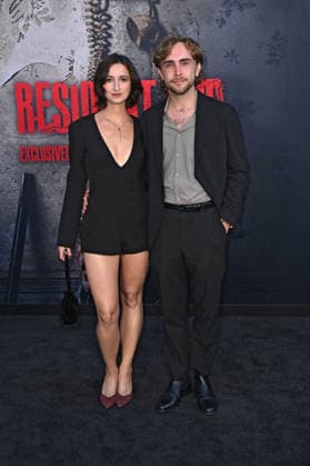 Zoe Bellas mit Begleitung bei der Weltpremiere des Kinofilms Resident Evil im United Theater on Broadway. Los Angeles, 15.09.2026