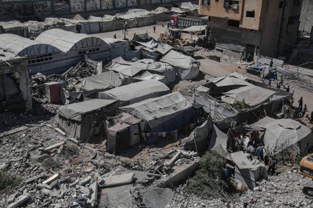 September 16, 2026, Palestine: Gaza Civil Defense teams rescue people from a collapsed building on in the Al-Sinaa area west of Gaza City, Gaza. Initial reports indicated multiple people had died and dozens were missing. Palestine  - ZUMAe144 20260916_zip_e144_023 Copyright: xMohammadxAbuxElsebahx